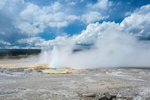 DIMEX | Vliesové fototapety na stenu Yellowstonský národný park MS-5-1762 | 375 x 250 cm | modrá, biela, šedá