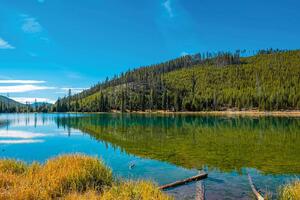 DIMEX | Vliesové fototapety na stenu Jazero v Yellowstone MS-5-3044 | 375 x 250 cm | zelená, modrá, žltá