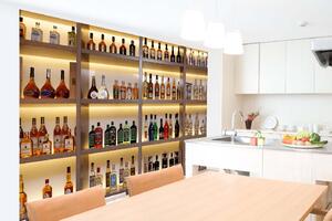 Samolepiaca vliesová fototapeta Fľaše s alkoholom 375 x 250 cm