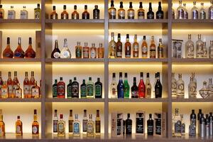 DIMEX | Vliesové fototapety na stenu Fľaše s alkoholom MS-5-2149 | 375 x 250 cm | zelená, žltá, hnedá