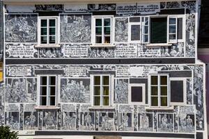 DIMEX | Vliesové fototapety na stenu Rakúsky dvor MS-5-0819 | 375 x 250 cm | biela, čierna, šedá