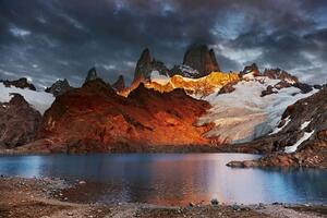DIMEX | Vliesové fototapety na stenu Fitz Roy, Argentína MS-5-1958 | 375 x 250 cm | modrá, červená, biela
