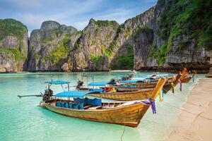 DIMEX | Vliesové fototapety na stenu Loďky v Maya Bay MS-5-2744 | 375 x 250 cm | zelená, modrá, hnedá, šedá
