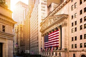 DIMEX | Vliesové fototapety na stenu Wall Street v New Yorku MS-5-2998 | 375 x 250 cm | modrá, červená, biela, béžová, žltá