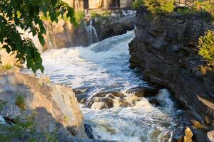 DIMEX | Vliesové fototapety na stenu Rocky Rapids, Kanada MS-5-3111 | 375 x 250 cm | zelená, biela, šedá