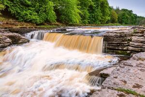 DIMEX | Vliesové fototapety na stenu Aysgarth Falls, Yorkshire MS-5-3159 | 375 x 250 cm | zelená, biela, šedá