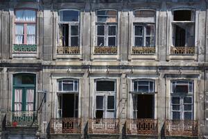 DIMEX | Vliesové fototapety na stenu Opustený dom MS-5-0804 | 375 x 250 cm | zelená, biela, čierna, šedá