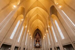 DIMEX | Vliesové fototapety na stenu Kostol Hallgrímskirkja MS-5-0948 | 375 x 250 cm | biela, béžová