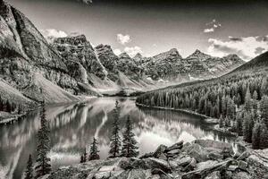 DIMEX | Vliesové fototapety na stenu Jazero Rocky Mountains MS-5-3064 | 375 x 250 cm | biela, čierna