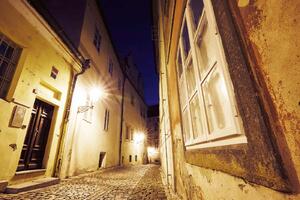 DIMEX | Vliesové fototapety na stenu Prázdna pražská ulica MS-5-0742 | 375 x 250 cm | žltá, šedá
