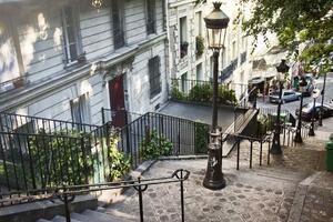 DIMEX | Vliesové fototapety na stenu Schody na Montmartre MS-5-0710 | 375 x 250 cm | zelená, biela, šedá