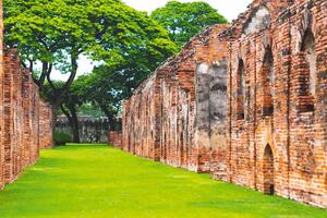 DIMEX | Vliesové fototapety na stenu Palác v Lopburi MS-5-0982 | 375 x 250 cm | zelená, oranžová, hnedá