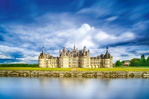 DIMEX | Vliesové fototapety na stenu Zámok Chambord MS-5-1078 | 375 x 250 cm | zelená, modrá, béžová