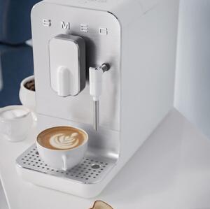 Automatický kávovar Smeg BCC02WHMEU / 1350 W / 1,4 l / matná biela