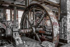 DIMEX | Vliesové fototapety na stenu Opustený továrenský interiér MS-5-0839 | 375 x 250 cm | biela, medená, šedá
