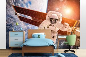 Samolepiaca vliesová fototapeta Astronaut nad Zemou 375 x 250 cm