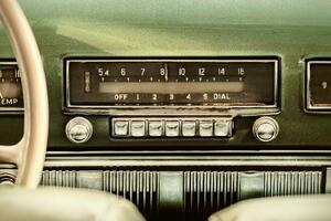 DIMEX | Vliesové fototapety na stenu Rádio v starom aute MS-5-2187 | 375 x 250 cm | zelená, čierna, metalická