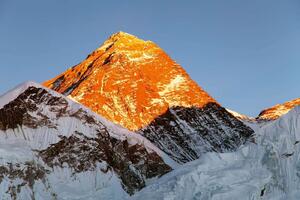 DIMEX | Vliesové fototapety na stenu Večerný pohľad na Mount Everest MS-5-1624 | 375 x 250 cm | modrá, biela, čierna, oranžová