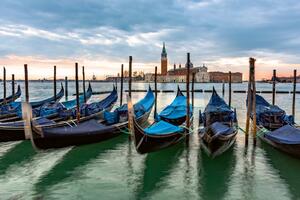 DIMEX | Vliesové fototapety na stenu Gondola v Piazza San Marco MS-5-2764 | 375 x 250 cm | zelená, modrá, červená