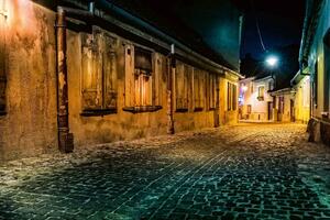 DIMEX | Vliesové fototapety na stenu Stará ulica v Sibiu MS-5-0729 | 375 x 250 cm | čierna, žltá, šedá