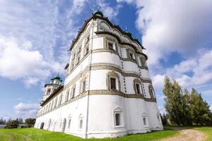 DIMEX | Vliesové fototapety na stenu Nicolo-Vyazhishchsky kostol MS-5-1001 | 375 x 250 cm | zelená, modrá, biela