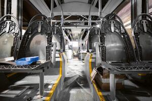 DIMEX | Vliesové fototapety na stenu Demontáž autobusu MS-5-2924 | 375 x 250 cm | modrá, biela, šedá
