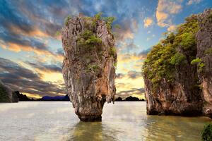 DIMEX | Vliesové fototapety na stenu Khao Phing Kan MS-5-1690 | 375 x 250 cm | zelená, modrá, hnedá, šedá