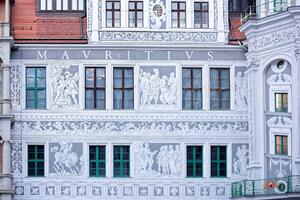 DIMEX | Vliesové fototapety na stenu Podloubí MS-5-0779 | 375 x 250 cm | zelená, červená, šedá