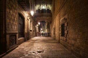 DIMEX | Vliesové fototapety na stenu Barcelona, ​​Španielsko MS-5-0748 | 375 x 250 cm | biela, šedá