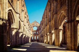 DIMEX | Vliesové fototapety na stenu Staroveké opátstvo San Galgano MS-5-0989 | 375 x 250 cm | modrá, hnedá