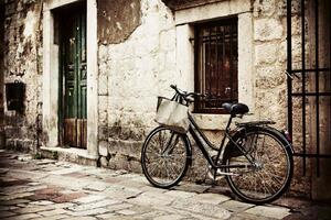 DIMEX | Vliesové fototapety na stenu Bicykel pri kamennom múre MS-5-1213 | 375 x 250 cm | čierna, krémová, hnedá