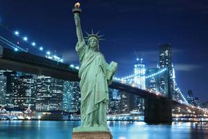 DIMEX | Vliesové fototapety na stenu New York v noci MS-5-2977 | 375 x 250 cm | zelená, modrá, biela, čierna