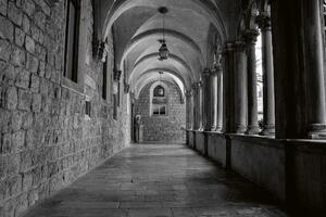 DIMEX | Vliesové fototapety na stenu Dominikánsky kláštor MS-5-0879 | 375 x 250 cm | biela, šedá