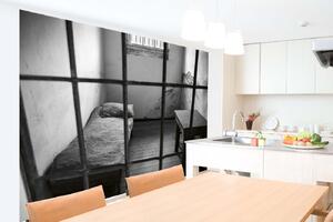 Samolepiaca vliesová fototapeta Posteľ vo vnútri cely 375 x 250 cm
