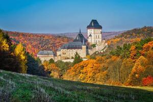 DIMEX | Vliesové fototapety na stenu Karlštejn MS-5-1134 | 375 x 250 cm | zelená, modrá, béžová, žltá, oranžová, šedá