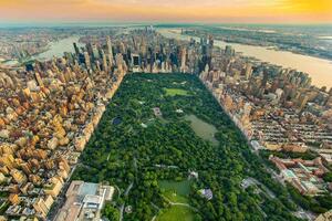 DIMEX | Vliesové fototapety na stenu New York Central Park MS-5-2978 | 375 x 250 cm | zelená, modrá, žltá, hnedá