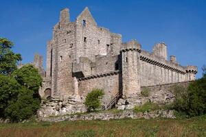 DIMEX | Vliesové fototapety na stenu Hrad Craigmillar MS-5-1199 | 375 x 250 cm | zelená, modrá, hnedá