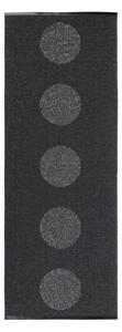 Pappelina Koberec VERA 2.0 Black/Black Metallic – čierny, veľkosť koberca 70 x 360 cm