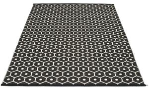 Pappelina Koberec HONEY Black/Vanilla – čierny, veľkosť koberca 180 x 260 cm