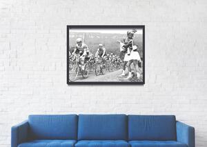 Plagát Fotografia Tour de France Jazdci pasujú mažoretky