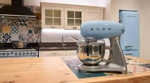 Kuchynský robot Smeg v štýle 50. rokov SMF02PBEU / 800 W / 4,8 l / pastelová modrá