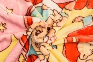 Ružová detská deka MACKO V POSTELI, 80x110 cm