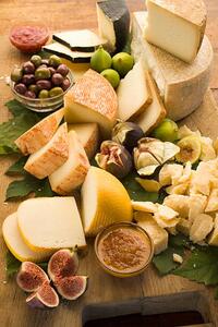 Fotografia Assorted Italian cheese with figs and olives, Jupiterimages