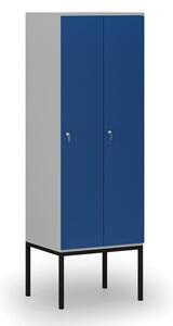 Drevená šatníková skrinka s podnožou, 2 oddiely, cylindrický zámok, sivá / modrá