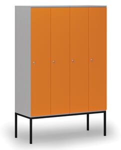 Drevená šatníková skrinka s podnožou, 4 oddiely, cylindrický zámok, sivá/oranžová