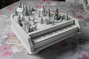 Biela svietiaca dedinka na klavíri 23cm