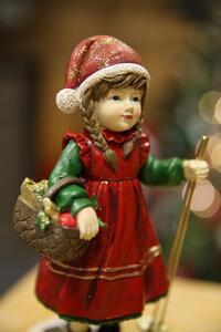 Červená vianočná figúrka dievčatko s lyžami 20 cm