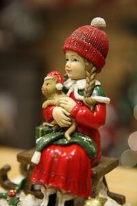 Červená vianočná figúrka dievčatko na sánkach 17cm