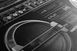 Obraz disco rádio z 90-tych rokov v čiernobielom prevedení