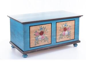 Modrá maľovaná truhlica s kvetinovou výzdobou